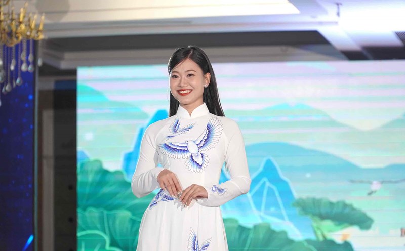 Thí sinh trong phần thi trang phục truyền thống cuộc thi nét đẹp sinh viên Lạc Hồng. Ảnh: HAC