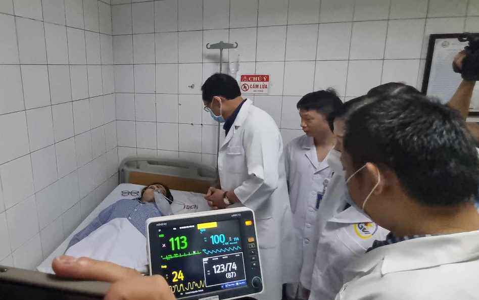 Phó Chủ tịch Quốc hội Trần Quang Phương và Bộ trưởng Y tế thăm hỏi các nạn nhân đang được cấp cứu tại bệnh viện. Ảnh: Lê Ngọc