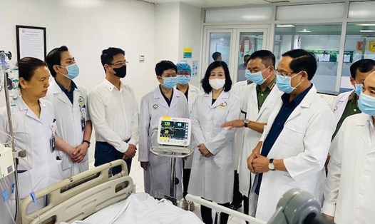 Phó Chủ tịch Quốc hội Trần Quang Phương và Bộ trưởng Y tế thăm hỏi các nạn nhân đang được cấp cứu tại bệnh viện. Ảnh: Trần Minh/Bộ Y tế