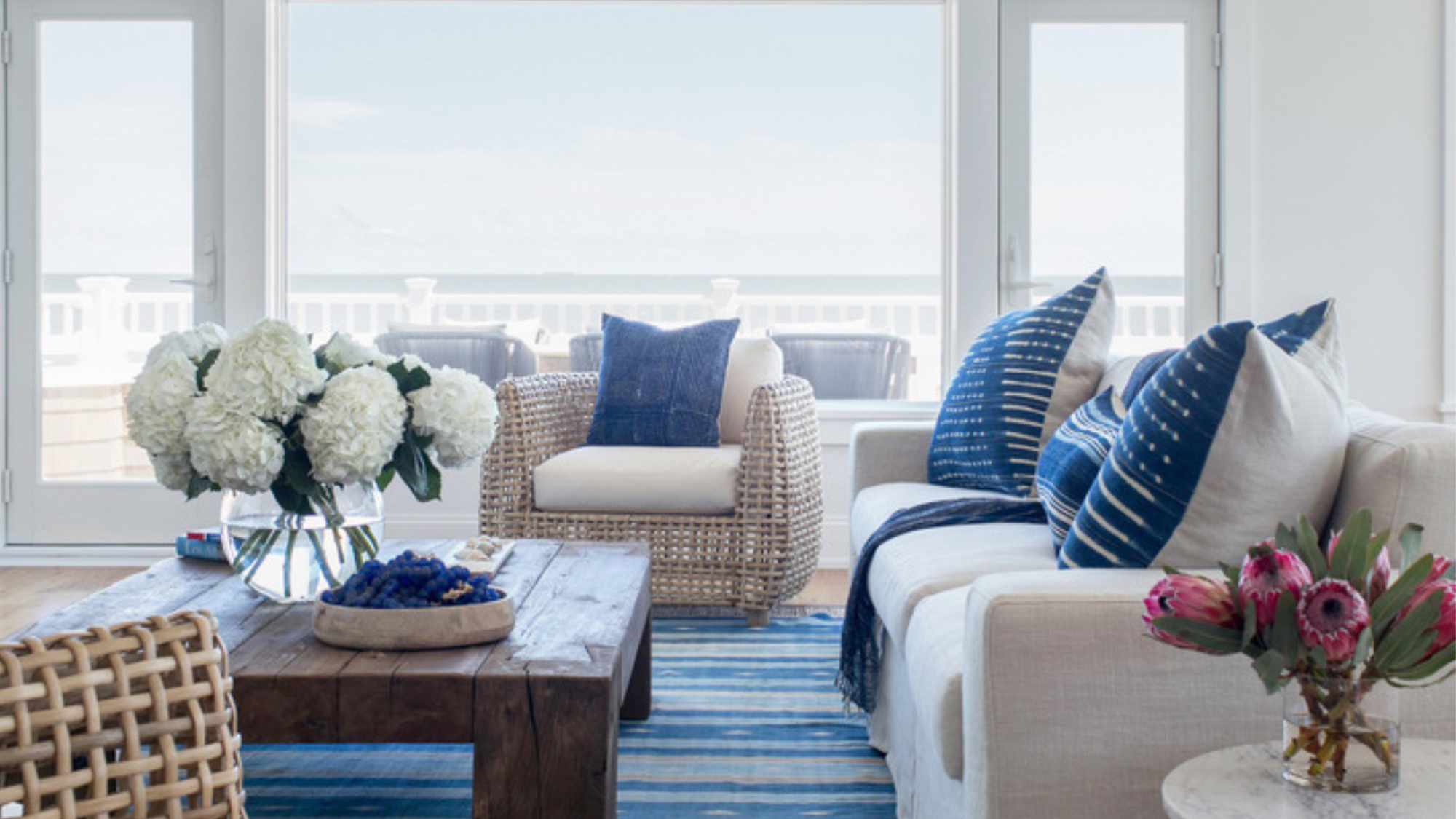 Thiết kế phòng khách mùa hè với những điểm nhấn màu xanh da trời dịu mát. Ảnh: Decoist