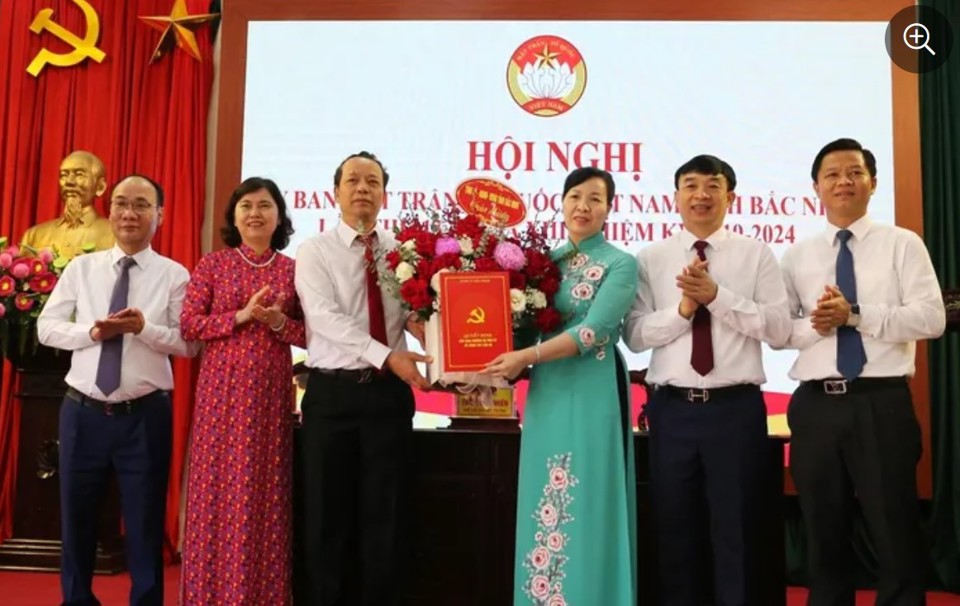 Lãnh đạo tỉnh Bắc Ninh chúc mừng bà Nguyễn Thị Hà (bên phải). Ảnh: Thúy Hồng 