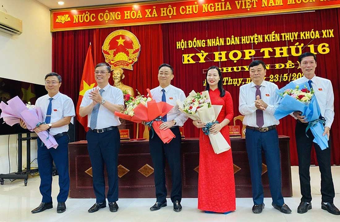 Bí thư huyện Kiến Thuỵ tặng hoa tân Chủ tịch UBND huyện Kiến Thuỵ (thứ 3 từ trái sang). Ảnh: Huyện Kiến Thụy