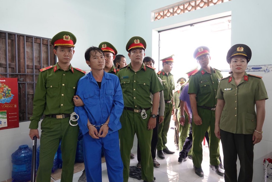 Trước đó, công an đã bắt tạm giam Nguyễn Hữu Chính. Ảnh: Duy Tuấn