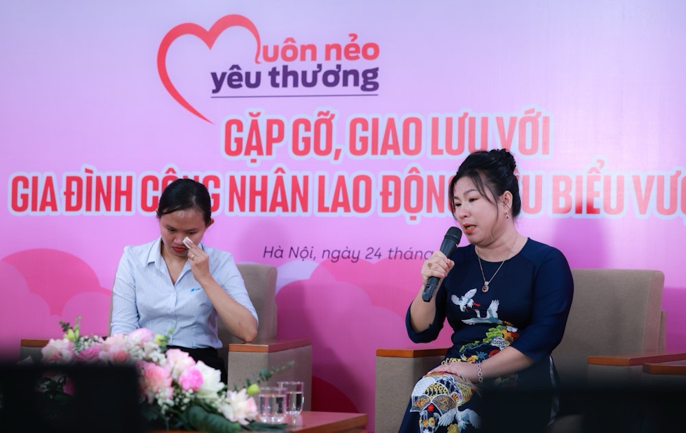 Chị Phạm Thị Mai Phượng (bên phải) và chị Nguyễn Hà Diễm Châu xúc động chia sẻ câu chuyện của mình cũng như sự quan tâm của tổ chức Công đoàn tại Chương trình. Ảnh: Hải Nguyễn