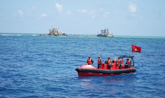 Những chiến sĩ điều khiển xuồng đưa đón các đại biểu thăm quần đảo Trường Sa của tàu KN 390. Ảnh: Mai Hương