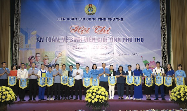 Lãnh đạo Liên đoàn Lao động tỉnh Phú Thọ tặng cờ lưu niệm cho các đơn vị thi. Ảnh: 