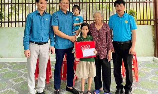 Công đoàn các KKT tỉnh Hà Tĩnh tặng quà cho trẻ em mồ côi là con công nhân. Ảnh: Công Nhân.