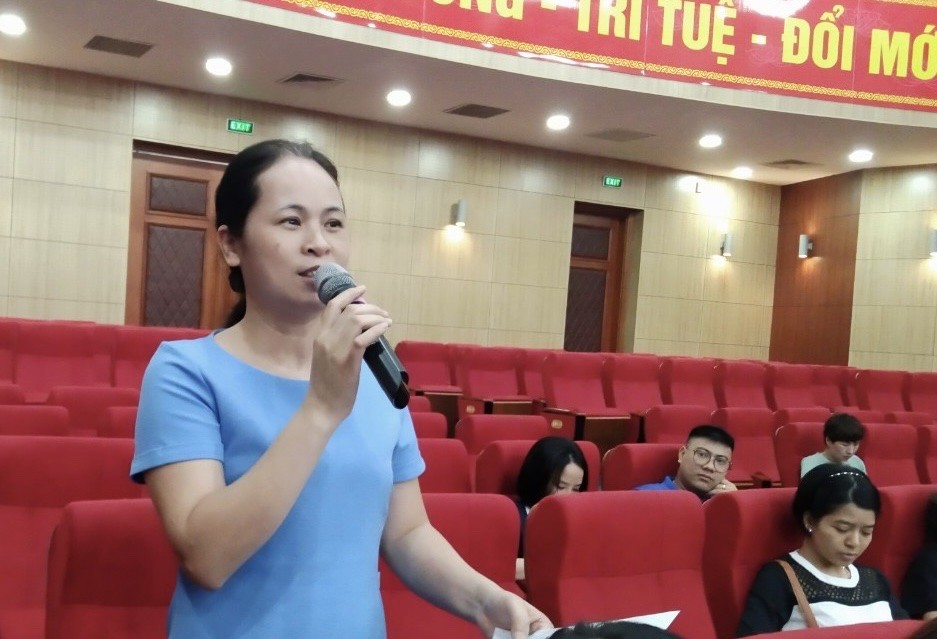Chị Đường Thị Thu Hương đặt câu hỏi với các chuyên gia.