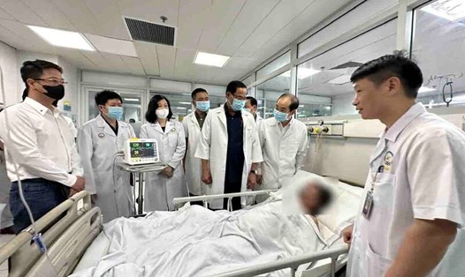 Đại diện Bệnh viện Giao thông Vận tải báo cáo tình hình sức khỏe của bệnh nhân 84 tuổi cho Phó Chủ tịch Quốc hội, Thượng tướng Trần Quang Phương. Ảnh: Việt Lâm