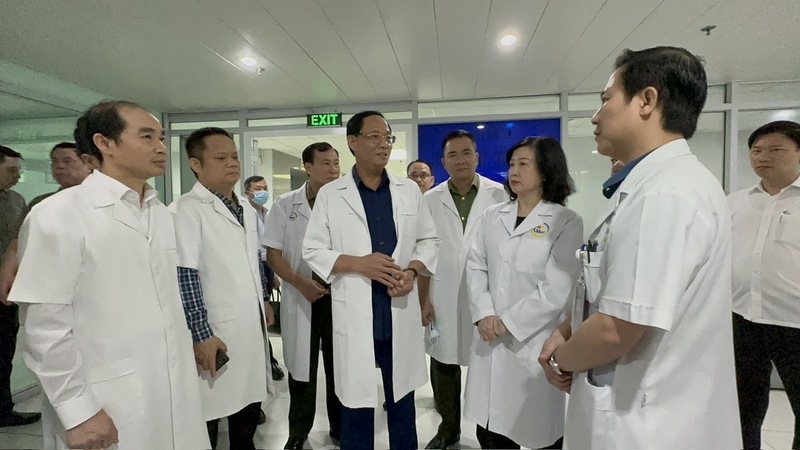 Phó Chủ tịch Quốc hội, Thượng tướng Trần Quang Phương (giữa ảnh) căn dặn tập thể y, bác sĩ, nhân viên Bệnh viện Giao thông Vận tải cần tiếp tục chăm lo tốt cho các nạn nhân. Ảnh: Việt Lâm