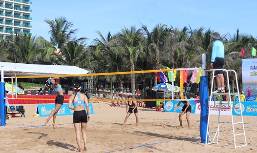 Các đội bóng chuyền nữ tranh tài hấp dẫn tại Giải vô địch quốc gia Bóng chuyền bãi biển năm 2024. Ảnh: Hoài Luân