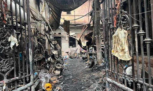 Hình ảnh thảm khốc tại hiện trường vụ cháy nhà trọ trong ngõ trên đường Trung Kính, Hà Nội. Ảnh: Tô Thế
