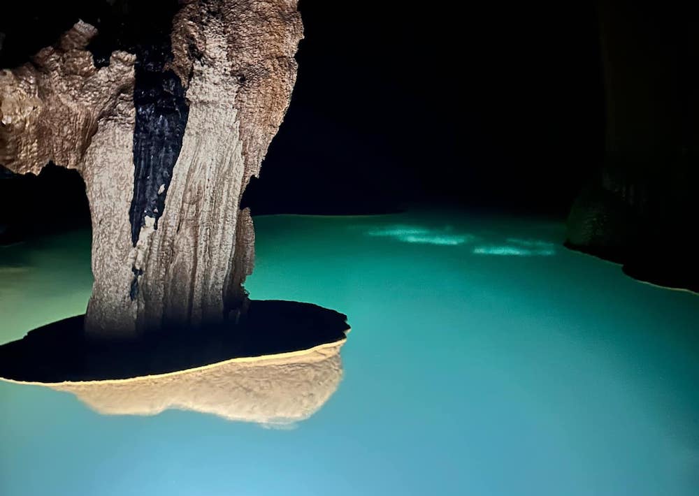 Hồ nước lơ lửng ở hang động tại Quảng Bình bất ngờ tụt 2m nước. Ảnh: Lê Lưu Dũng