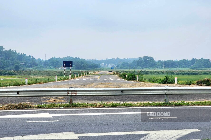 Tuyến đường dự án vẫn đang bị chặn bởi hộ lan giao thông đường nối IC9 với đường Hồ Chí Minh. Ảnh: Tô Công.