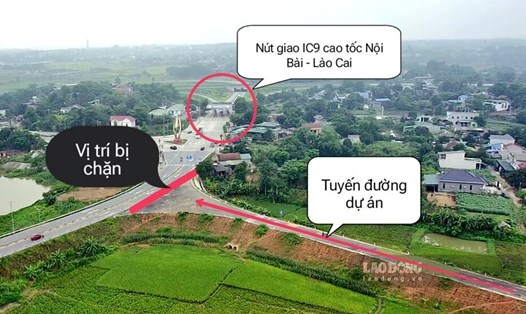 Tuyến đường vẫn đang bị chặn do sự thay đổi về phân cấp quản lý ở tuyến đường nối IC9 cao tốc Nội Bài - Lào Cai với đường Hồ Chí Minh. Ảnh: Tô Công.