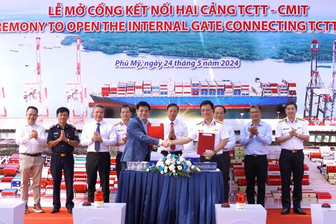 Chúc mừng việc ký kết hợp tác giữa 2 cảng TCTT và CMIT. Ảnh: Thành An