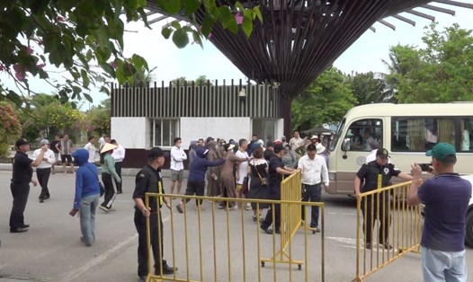 Cảnh lộn xộn tại khu cổng chính của khu nghỉ dưỡng FLC Sầm Sơn vào chiều 17.5 Ảnh: Quách Du
