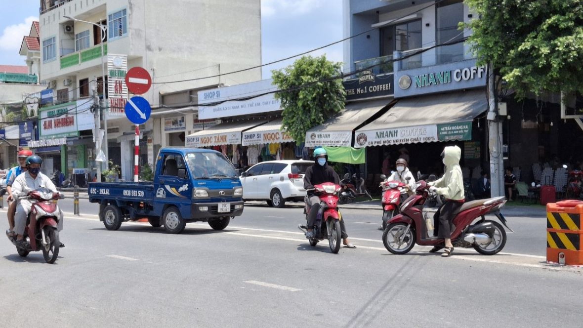 Ghi nhận thực tế của PV Báo Lao Động tại đường Trần Hoàng Na (quận Ninh Kiều), mỗi khi có các phương tiện xe máy, xe đạp sang đường, hoặc ô tô quay đầu… xung đột tại dải phân cách này được thấy rõ.