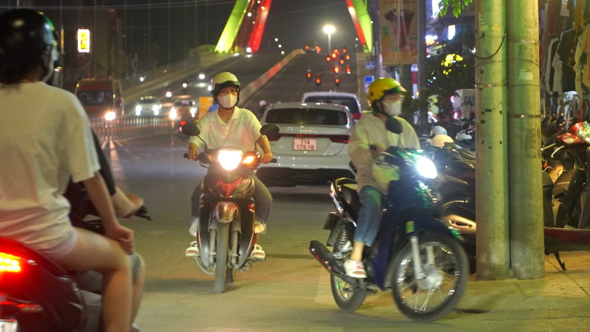 Bên cạnh đó, nhiều người vẫn thản nhiên điều khiển phương tiện chạy ngược chiều từ phía chân cầu Trần Hoàng Na để vào hẻm 49.