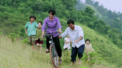“Cha cõng con” là bộ phim thể loại tình cảm gia đình để lại nhiều ấn tượng cho người xem. Ảnh; NSX