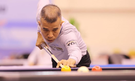 Trần Quyết Chiến thắng Chiêm Hồng Thái ở trận ra quân giải billiard carom 3 băng TPHCM World Cup 2024. Ảnh: Như Huy