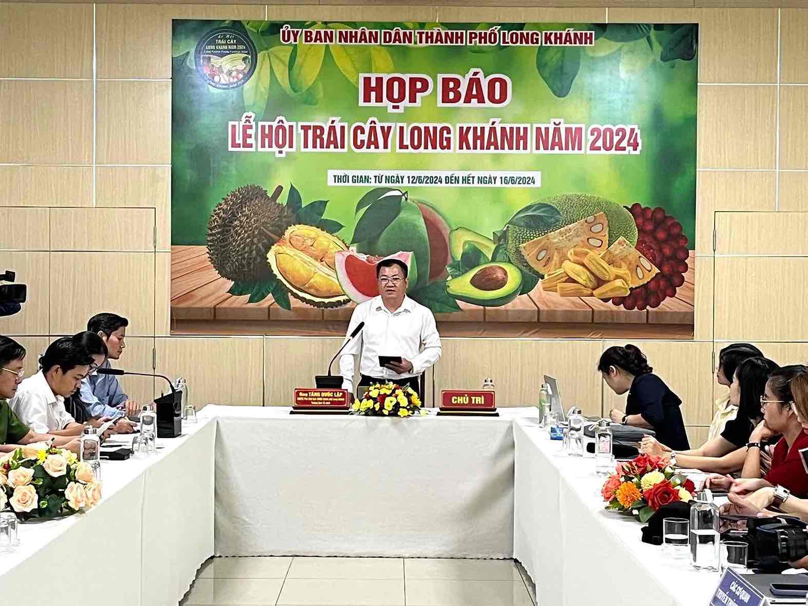 Ông Tăng Quốc Lập – Phó Chủ tịch UBND TP Long Khánh phát biểu tại buổi họp báo. Ảnh: HAC