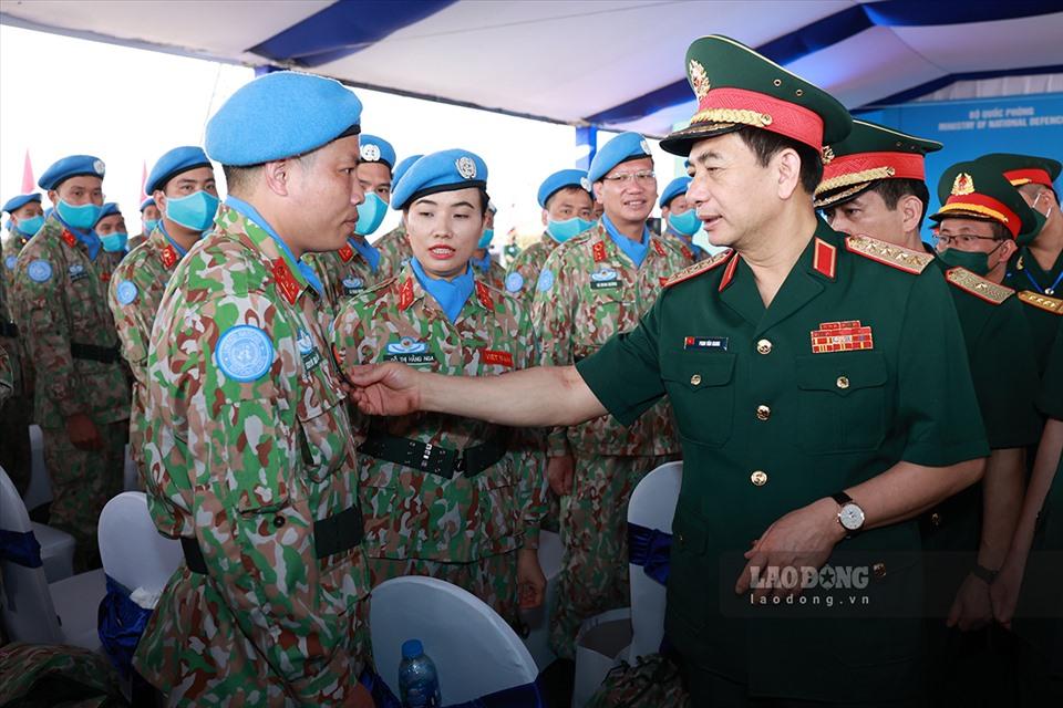 Đại tướng Phan Văn Giang động viên các chiến sĩ, quân nhân Bệnh viện dã chiến cấp 2 số 4 và Đội Công binh số 1 của Việt Nam lên đường làm nhiệm vụ gìn giữ hoà bình Liên Hợp Quốc. Ảnh: T.Vương