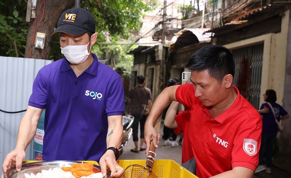 CBNV ROX Group và SOJO Hotels cùng tham gia nấu Bữa cơm sẻ chia tặng bệnh nhân nghèo