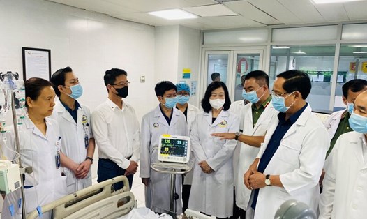 Phó Chủ tịch Quốc hội Trần Quang Phương và Bộ trưởng Bộ Y tế Đào Hồng Lan đến thăm, động viên các nạn nhân của vụ cháy nhà trọ đang điều trị tại Bệnh viện Giao thông Vận tải. Ảnh: Dương Liễu