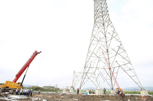 Thi công dựng cột Đường dây 500 kV mạch 3 Quảng Trạch - Phố Nối với phương châm “móng không đợi cột, cột không đợi dây”. 