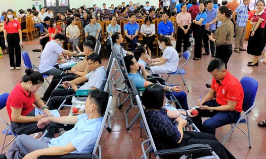 Đoàn viên công đoàn tỉnh Tuyên Quang tham gia Ngày hội hiến máu tình nguyện năm 2024.