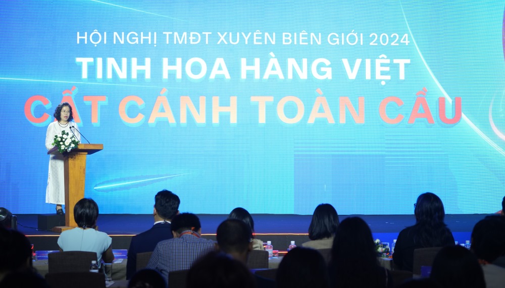Bà Nguyễn Thị Minh Huyền, Phó cục trưởng Cục Thương mại điện tử và Kinh tế số (Bộ Công Thương) phát biểu tại hội nghị. Ảnh: Minh Tâm