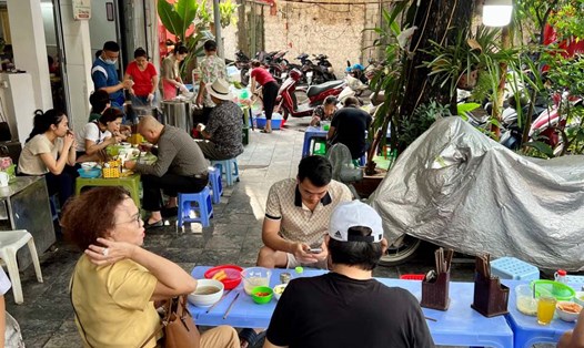 Khách Hàn Quốc thích phở Việt Nam vì hương vị thơm ngon đặc biệt. Ảnh: Nhật Minh