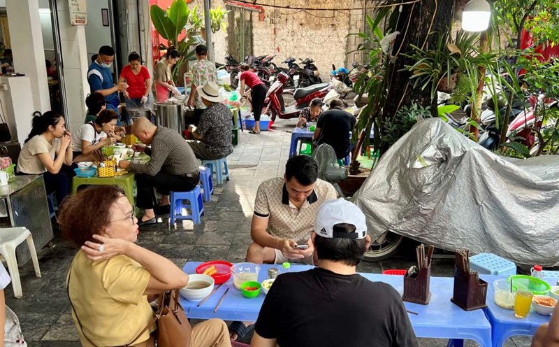 Khách Hàn Quốc thích phở Việt Nam vì hương vị thơm ngon đặc biệt. Ảnh: Nhật Minh