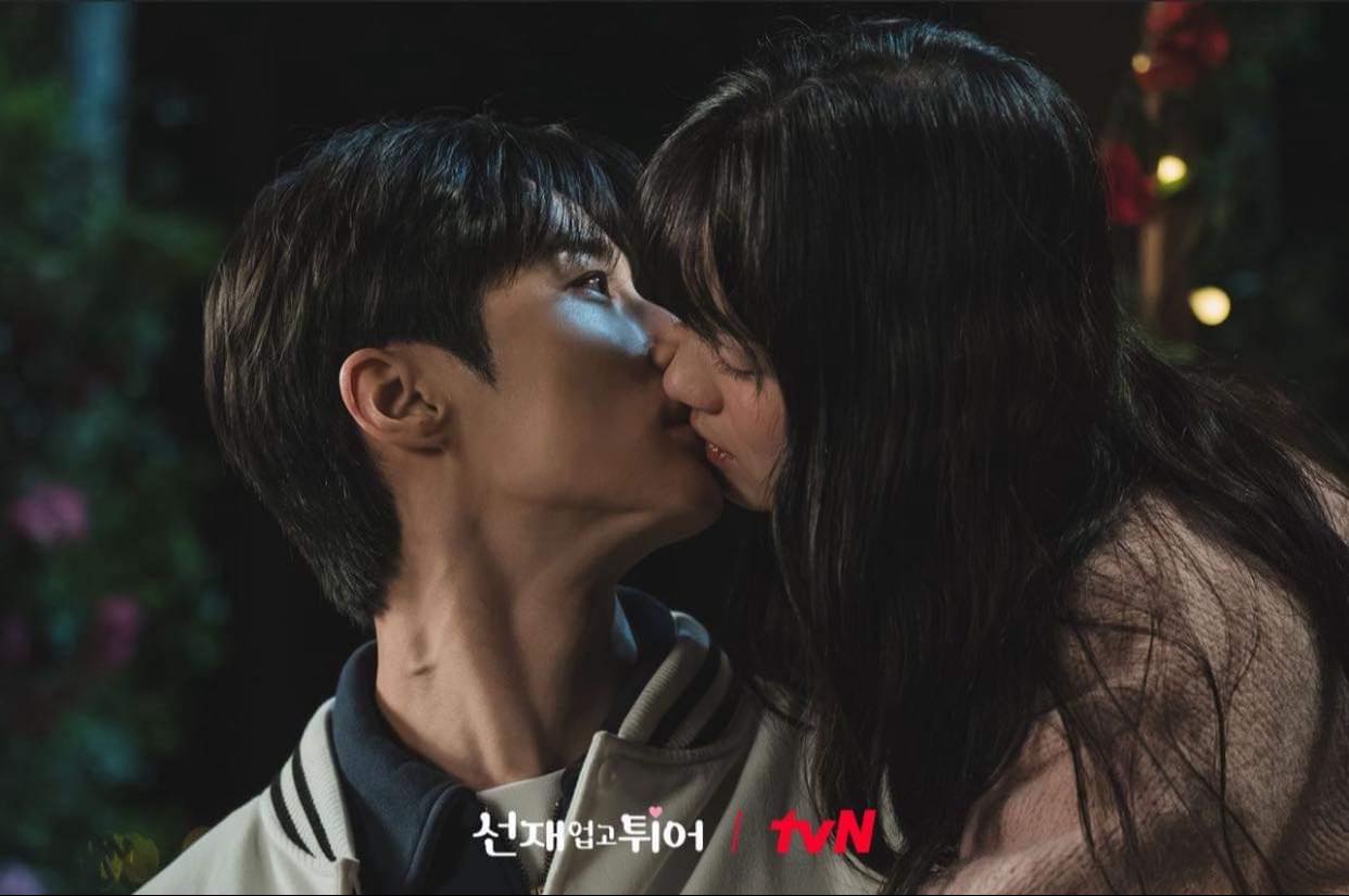 Cảnh hôn trùng khớp với truyền thuyết kết hôn ở buổi dã ngoại. Ảnh: tvN