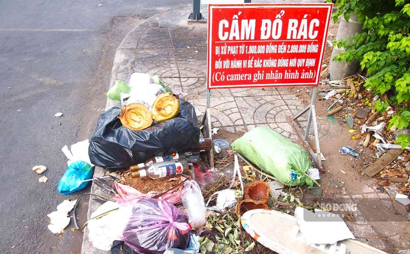 Vì sao khó xử phạt hành vi đổ rác thải sai quy định?