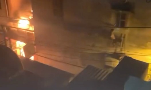 Thanh niên dùng búa đập tường cứu người trong vụ cháy tại Trung Kính. Ảnh chụp màn hình