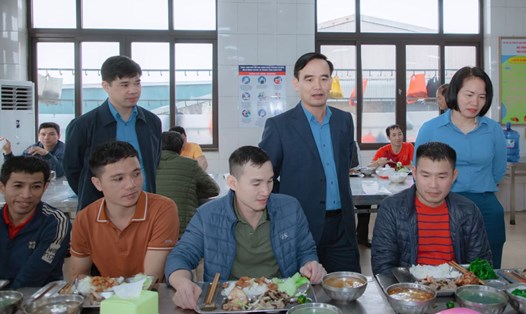 Lãnh đạo Công đoàn Than - Khoáng sản Việt Nam kiểm tra thực tế tại bếp ăn Công ty than Thống Nhất. Ảnh: Công đoàn TKV