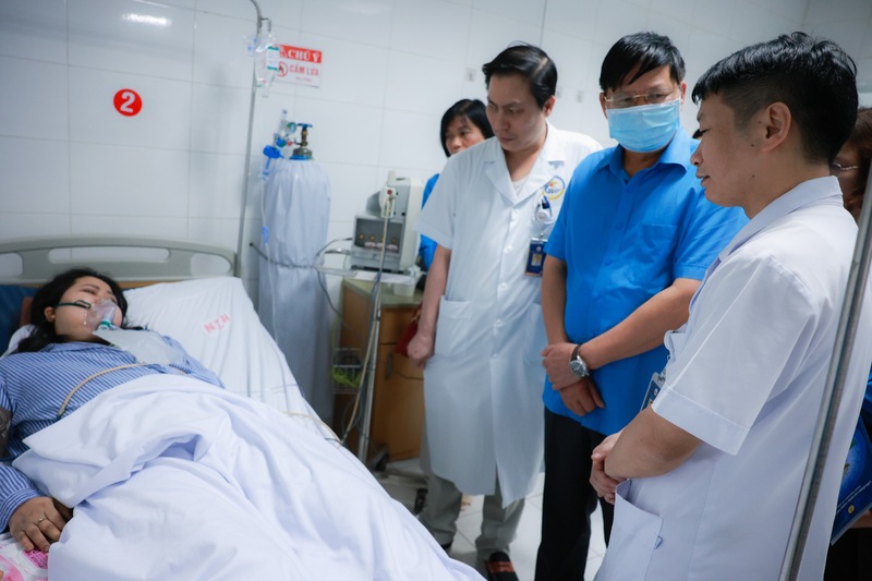 Phó Chủ tịch Tổng LĐLĐVN Phan Văn Anh trao đổi với bác sĩ Bệnh viện Giao thông Vận tải về tình trạng sức khỏe của các nạn nhân. Ảnh: Hải Nguyễn