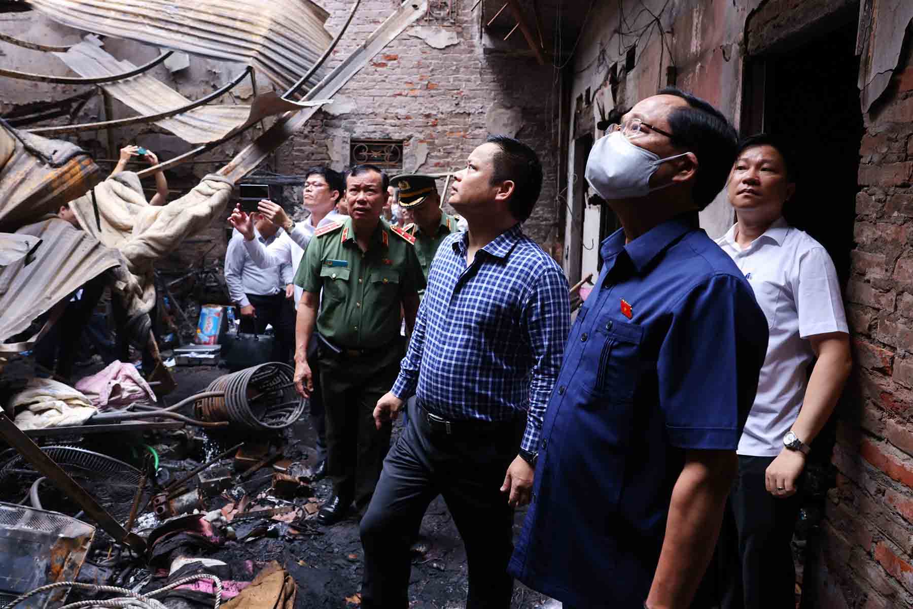 Phó Chủ tịch Quốc hội, Thượng tướng Trần Quang Phương thị sát hiện trường vụ cháy. Ảnh: Trọng Quỳnh

