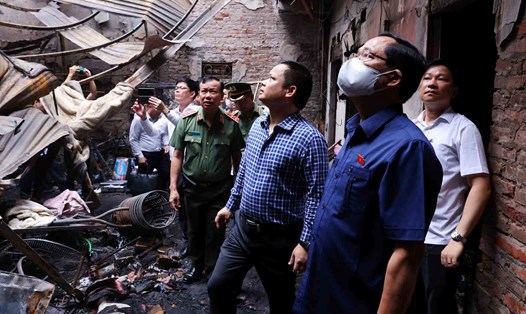 Phó Chủ tịch Quốc hội, Thượng tướng Trần Quang Phương thị sát hiện trường vụ cháy. Ảnh: Trọng Quỳnh

