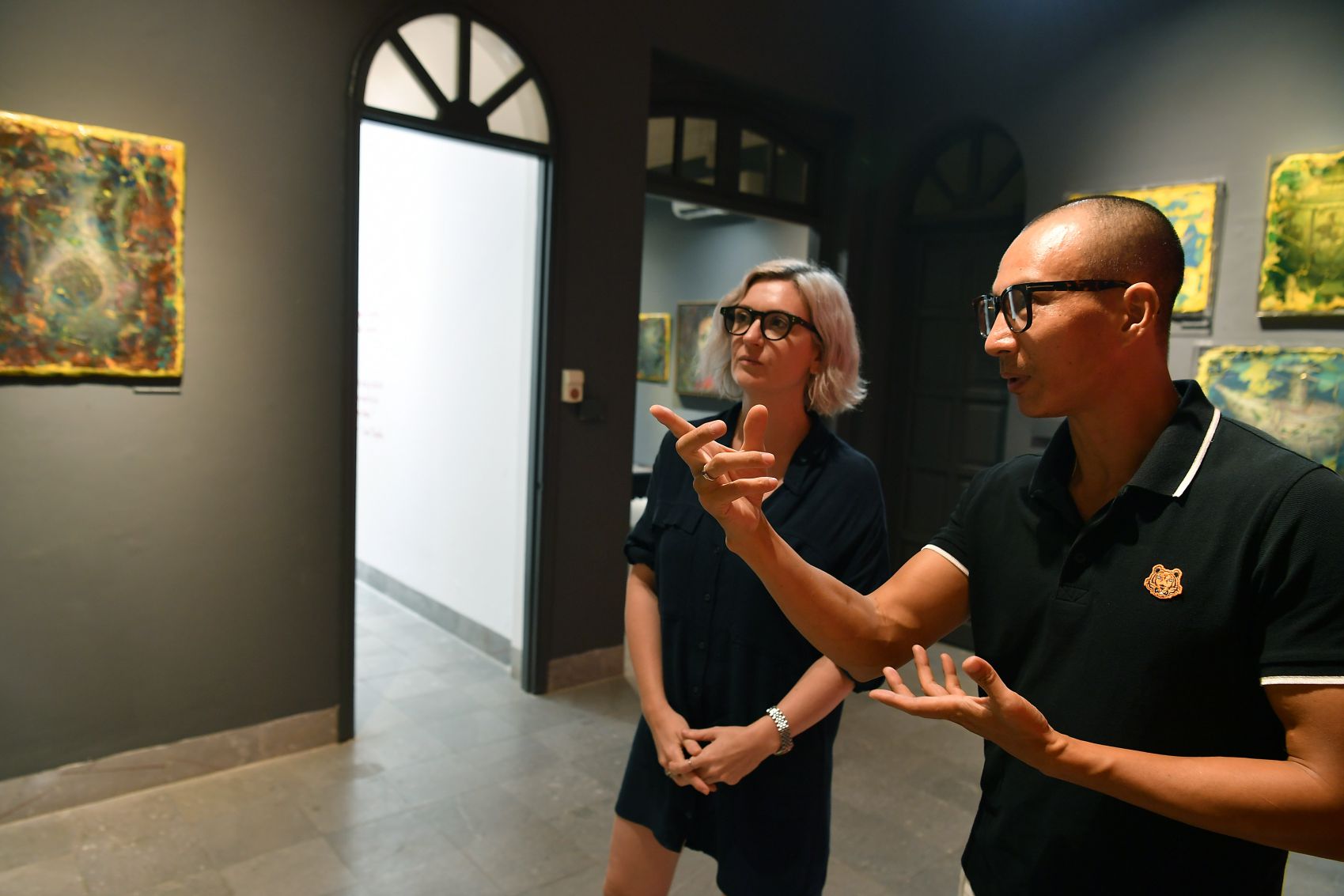 Chị Claire Driscoll là người sáng lập không gian nghệ thuật “Work room four” và họa sĩ Lưu Tuyền.