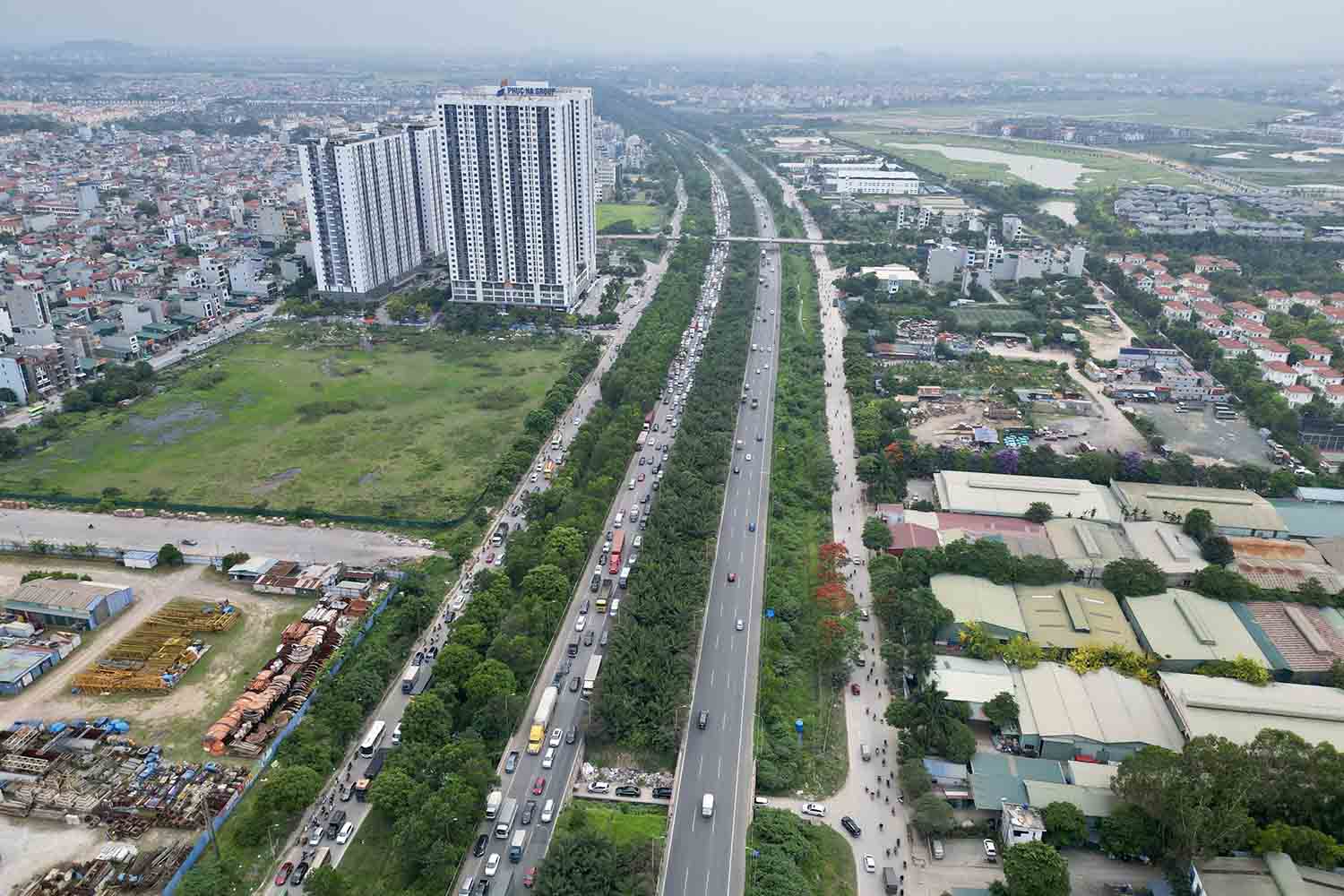 Phương tiện xếp thành hàng dài trên đại lộ Thăng Long. 