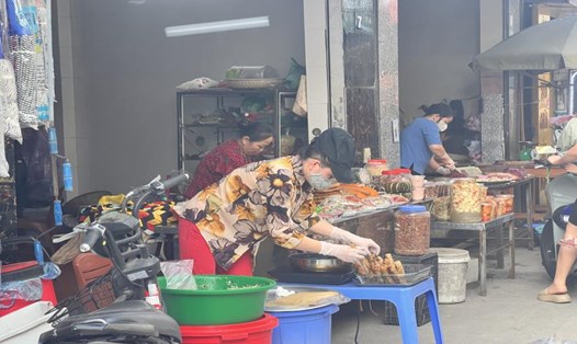 Thực phẩm bán ở khu chợ tự phát tại thôn Bầu, xã Kim Chung, huyện Đông Anh, Hà Nội. Ảnh: Phương Hân