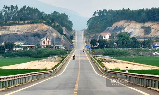 Tuyến đường giao thông liên vùng nối tỉnh Phú Thọ và tỉnh Yên Bái đã nghiệm thu, bàn giao được gần 50% chiều dài hơn 50km toàn tuyến. Ảnh: Tô Công.