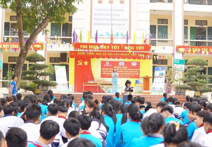 Nhà tâm lý giáo dục Bùi Thị Hải Yến hỗ trợ tâm lý học đường tại  trường Tam Thuấn (Phúc Thọ, Hà Nội). Ảnh: NHC Việt Nam 