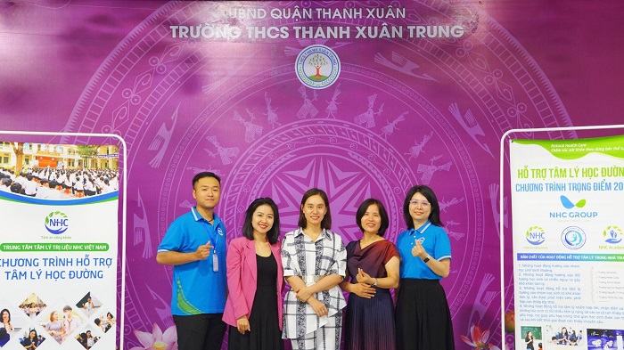 Đội ngũ chuyên gia và nhân sự NHC Việt Nam hỗ trợ tâm lý tại trường Thanh Xuân Trung (Hà Nội). Ảnh: NHC Việt Nam  