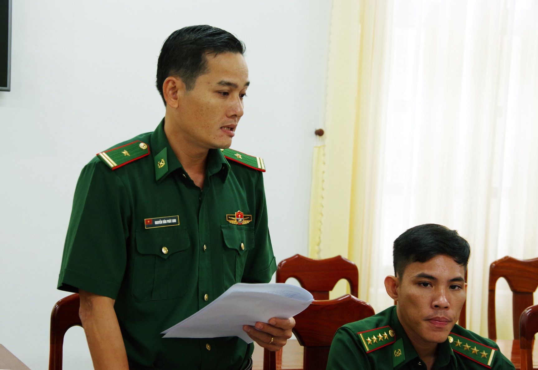 Thiếu tá Nguyễn Văn Phát Anh, Chính trị viên Đồn Biên phòng cửa khẩu quốc tế Tịnh Biên phát biểu tham luận. Ảnh: Tuấn Kiệt