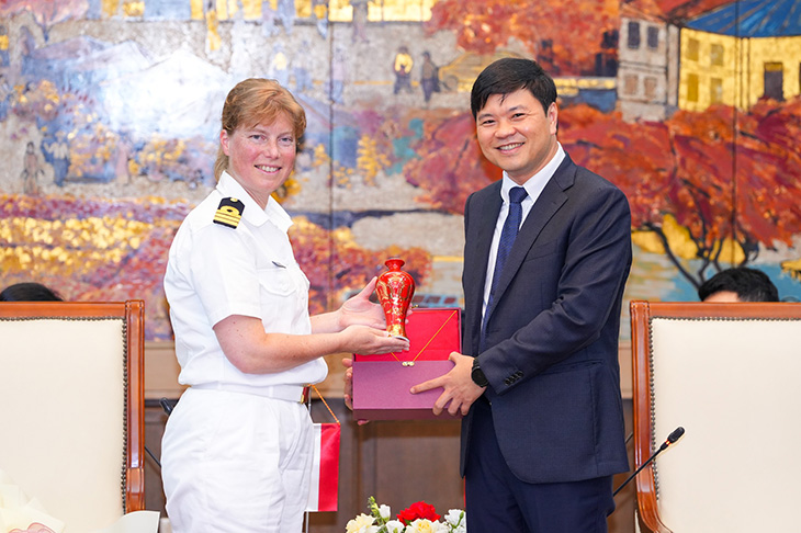 Phó chủ tịch UBND TP Hoàng Minh Cường và Trung tá Yvonne ban Beusekom -  thuyền trưởng Tàu hộ tống HNLMS TROMP của Hải quân Hoàng gia Hà Lan trao quà lưu niệm. Ảnh: Đàm Thanh