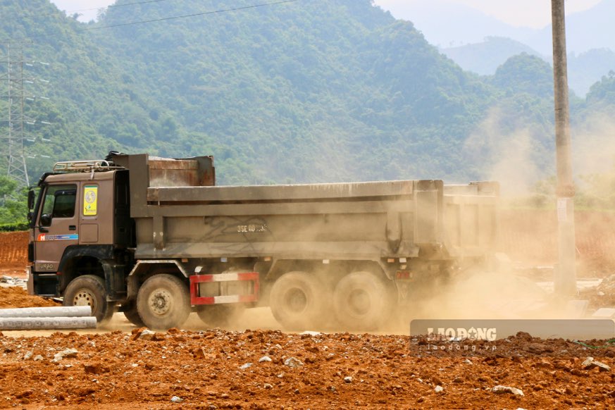 Những xe tải trọng lớn của mỏ đá mỗi lần chạy qua khiến cả đoạn đường bụi mù mịt. Ảnh: Việt Bắc.